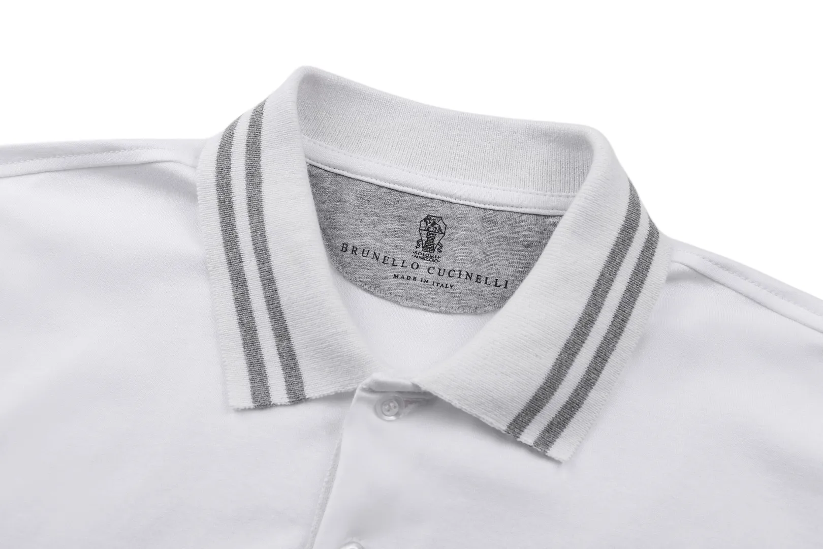 Brunello Cucinelli 26SS Striped Embroidered Polo Shirt. The original version was purchased for RMB 4,113 and developed. The fabric is made of selected high-count combed cotton fabric. It has a delicate touch and is skin-friendly. It has excellent breathable sweat absorption. The upper body is refreshing and unrestricted. It is suitable for wearing in many scenes. The collar and cuffs are designed with Classic contrasting stripes, the stitching is fine and neat, the threading is even and firm, and it is not easy to deform and fall off, highlighting the brand's exquisite craftsmanship. The exquisite shield-shaped embroidered LOGO on the left chest has three-dimensional and full stitches, exquisite details and full recognition, injecting high-end texture into the simple version. The three-button placket design opens and closes smoothly and fits the neck line, improving wearing comfort. The body of the garment adopts three-dimensional tailoring, with a loose and neat silhouette that is not flattering to your body shape, taking into account both beauty and practical wearability. The fabric has been pre-shrunk and shaped to effectively reduce shrinkage and deformation after washing, and the quality is long-lasting. It is the first choice for summer wear that combines style and practicality. The overall wiring is straight and delicate, the fabric is comfortable and soft, and the color is consistent without color difference. It can be matched with the Same Style to create a fashionable look and control various occasions. Customized accessories, complete with three standards, the Same Style for men and women. Size:S-M-L-XL